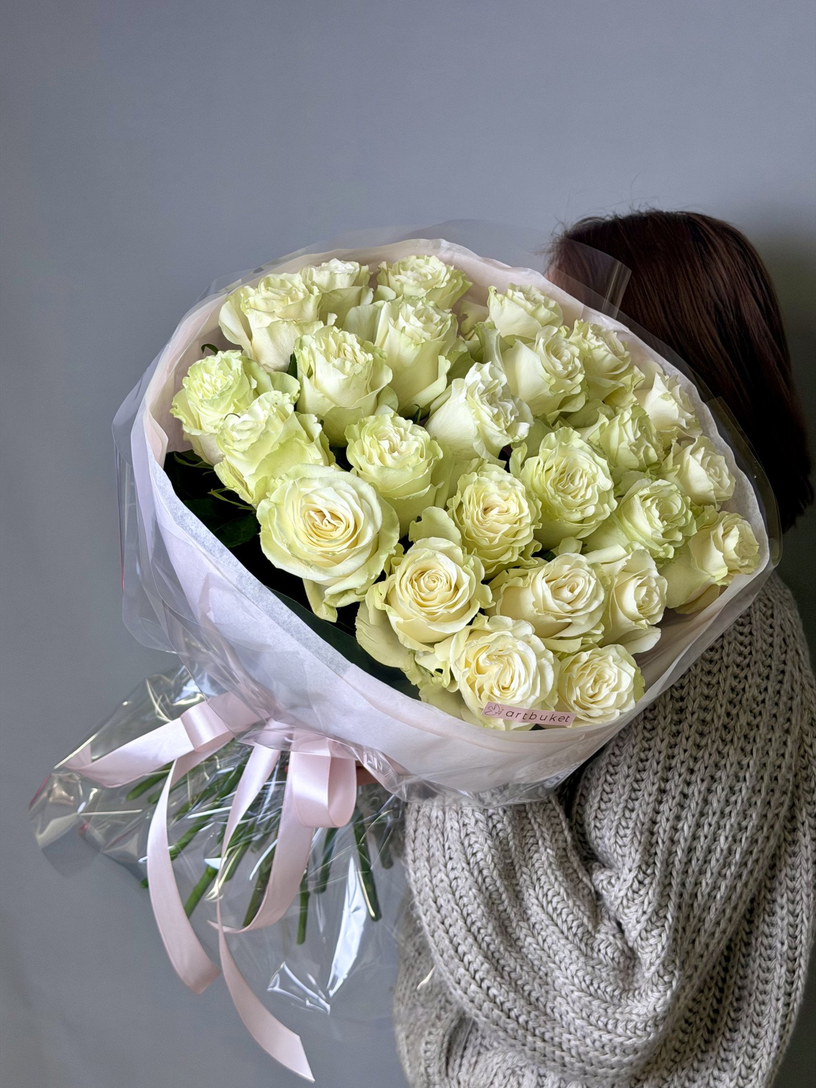 Букет из 25 белых роз в оформлении