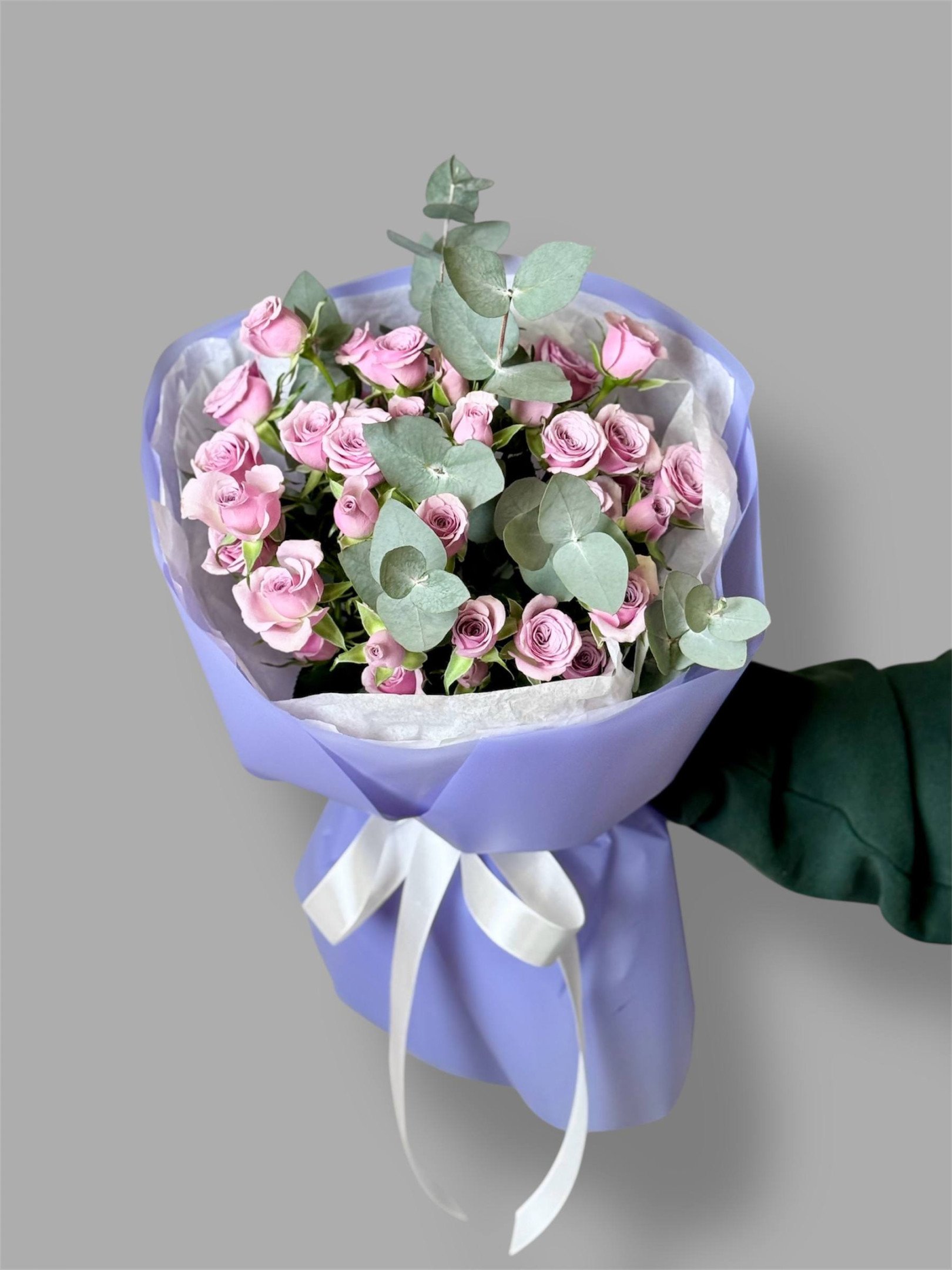 Букет из 9 кустовых роз Лейла с эвкалиптом в оформлении