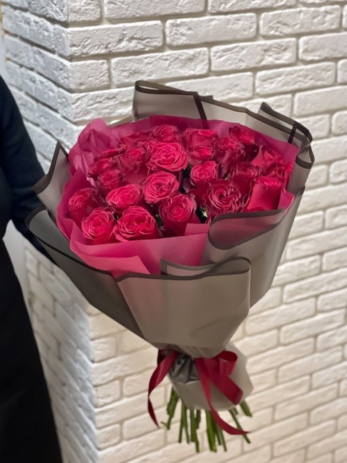 Букет из 29 красных роз в оформлении