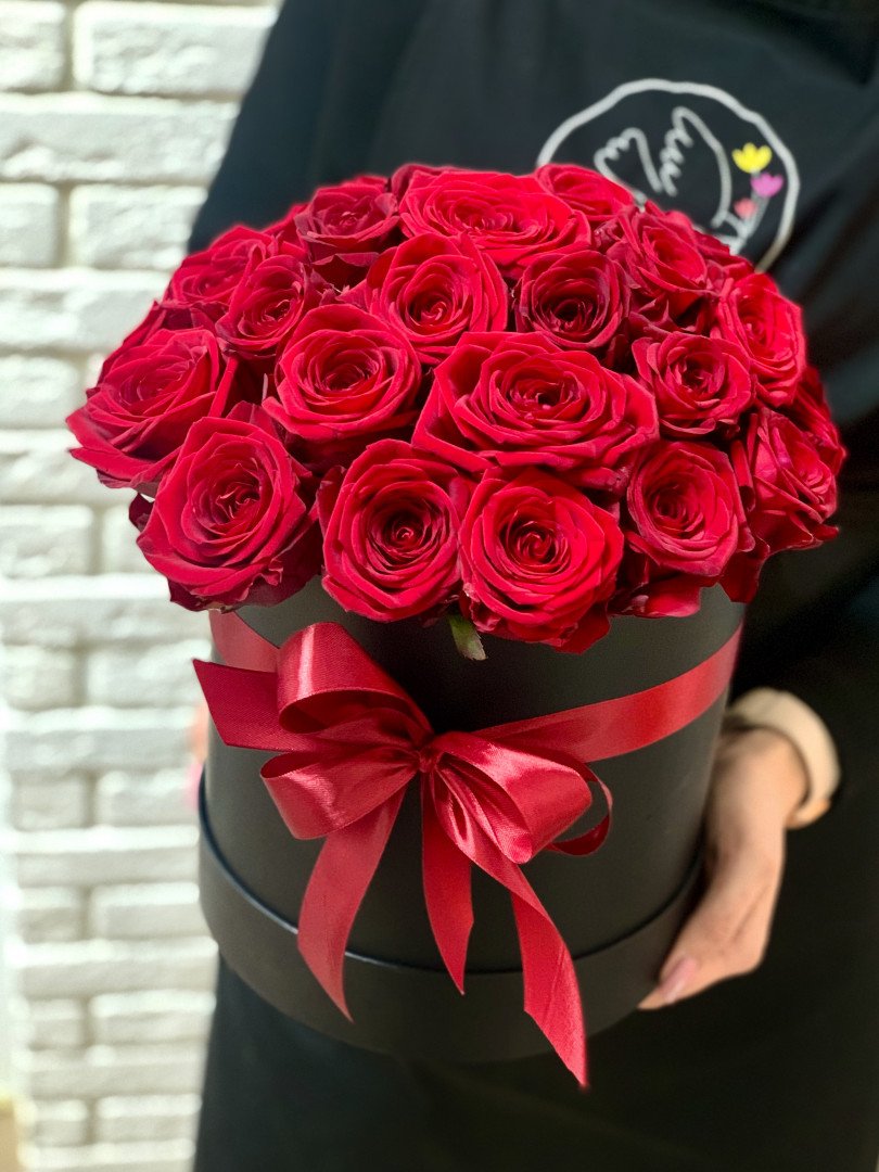 31 красная роза в шляпной коробке
