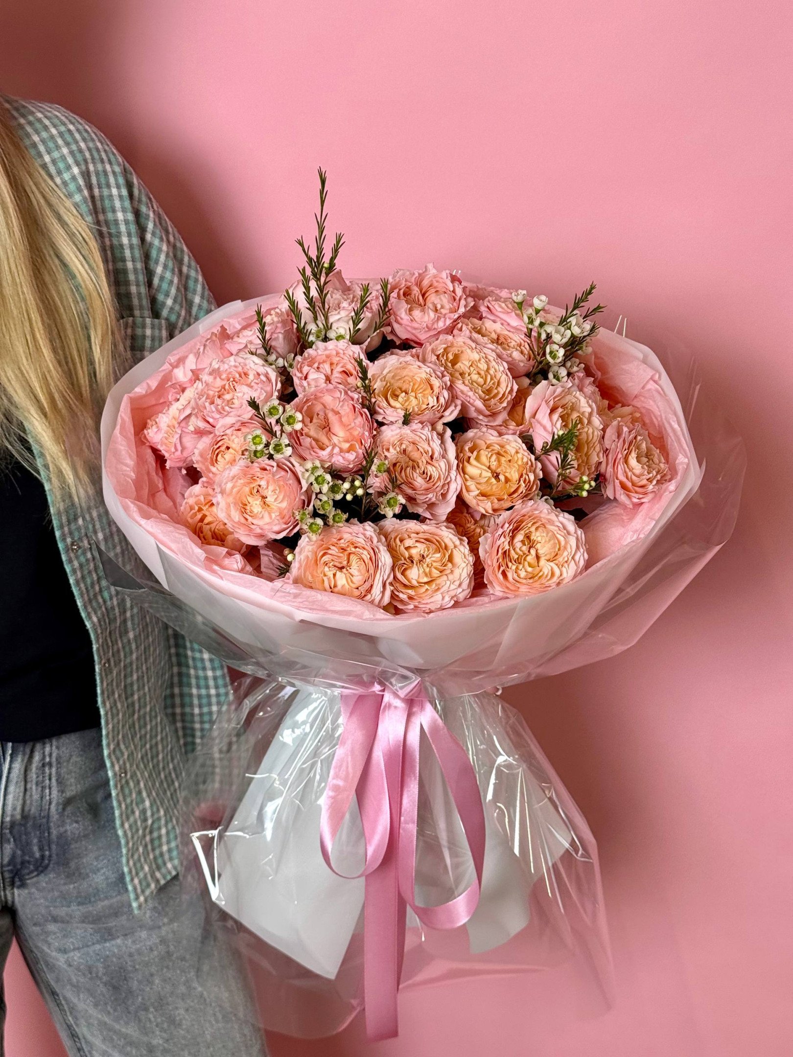 Букет из пионовидных роз Джульетта с хамелациумом «Аделаида»