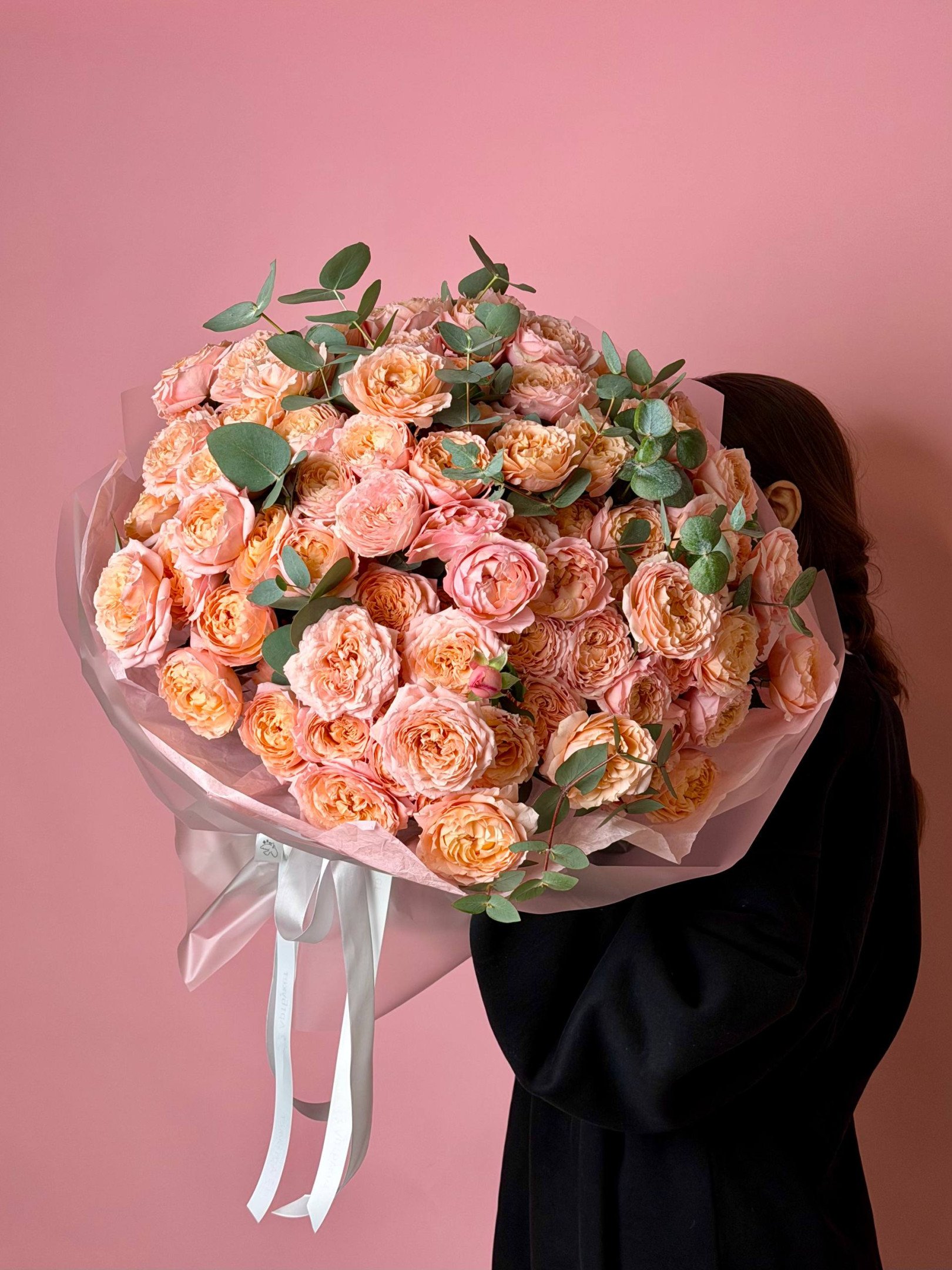 Букет из 21 пионовидной розы Джульетта с эвкалиптом