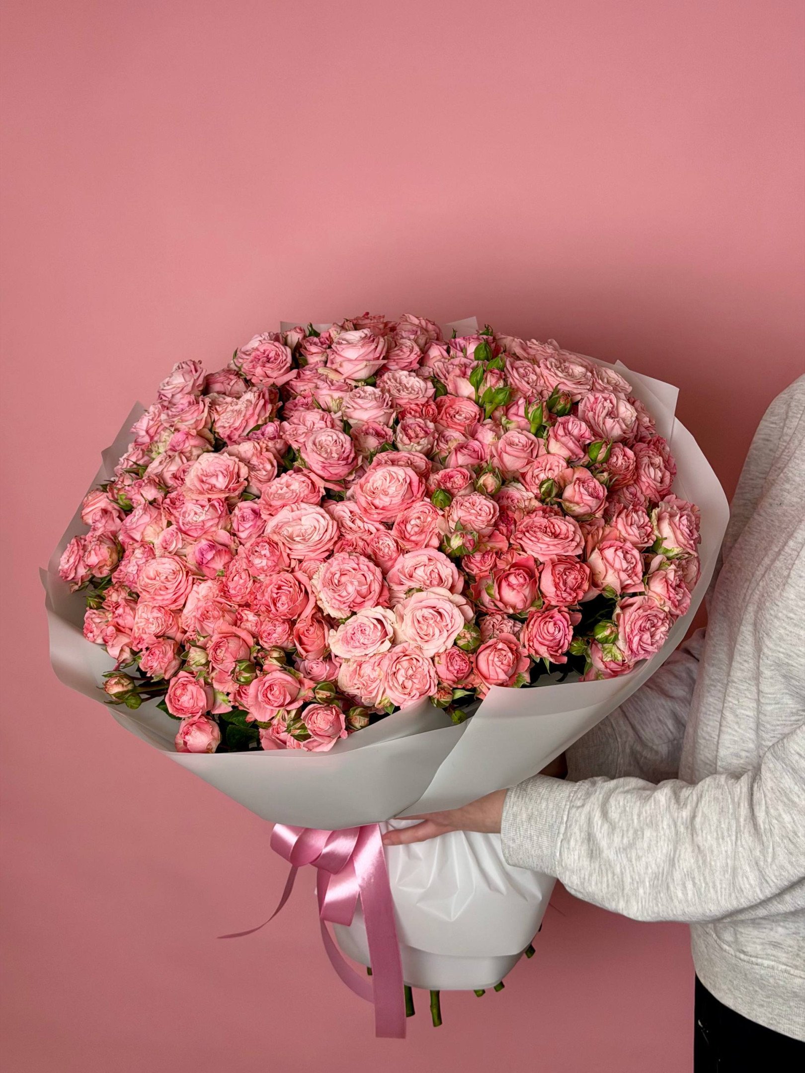 Букет из 51 кустовой пионовидной розы «Мадам Бомбастик» в оформлении