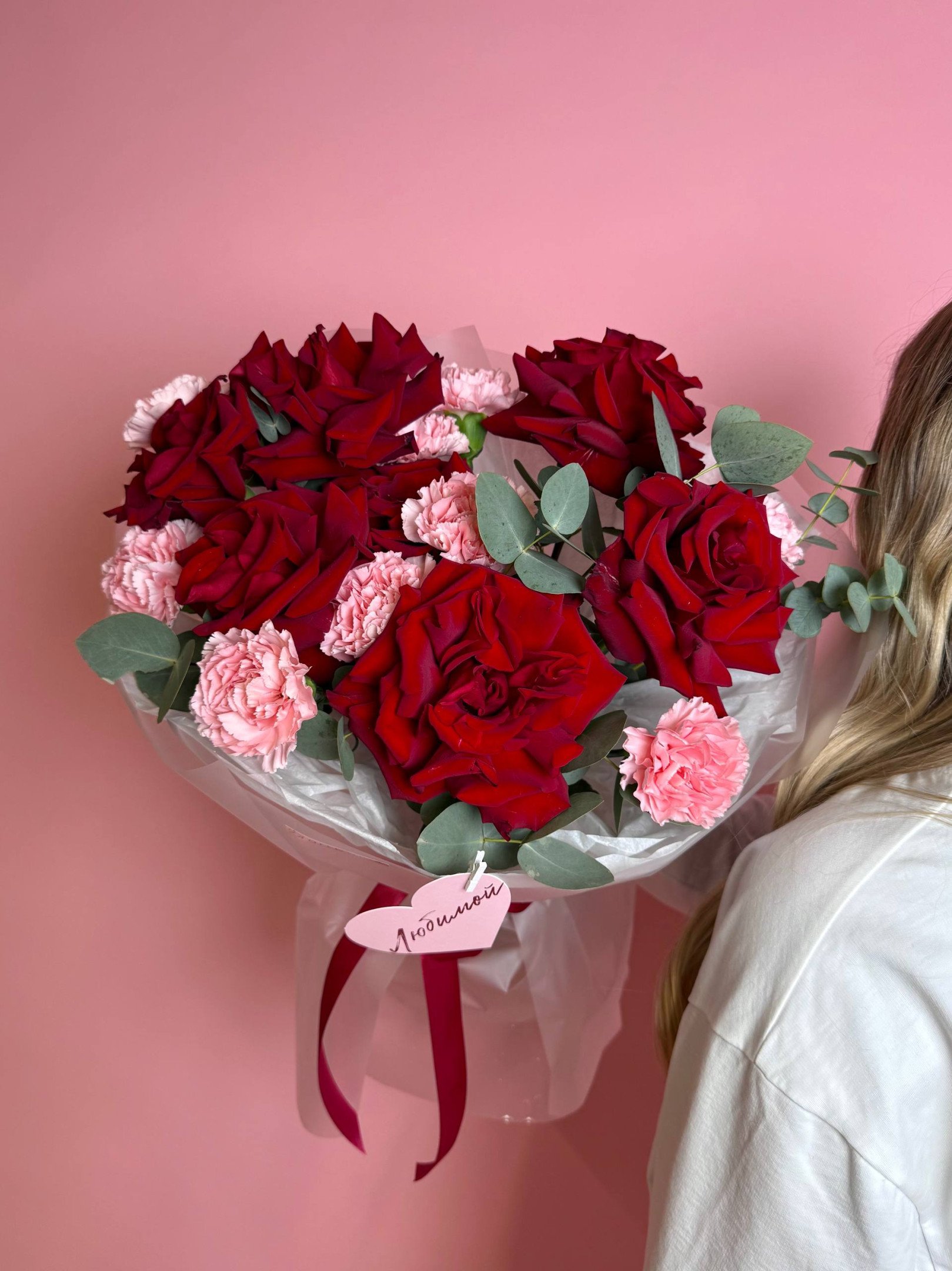 Букет из гвоздик и французских красных роз «To my love»