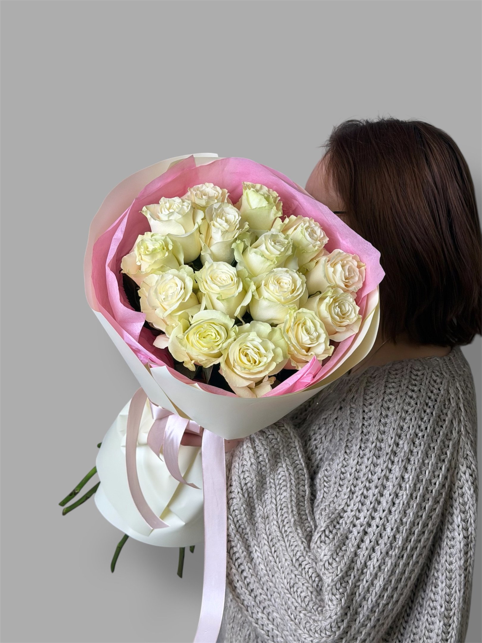 Букет из 15 белых роз в оформлении