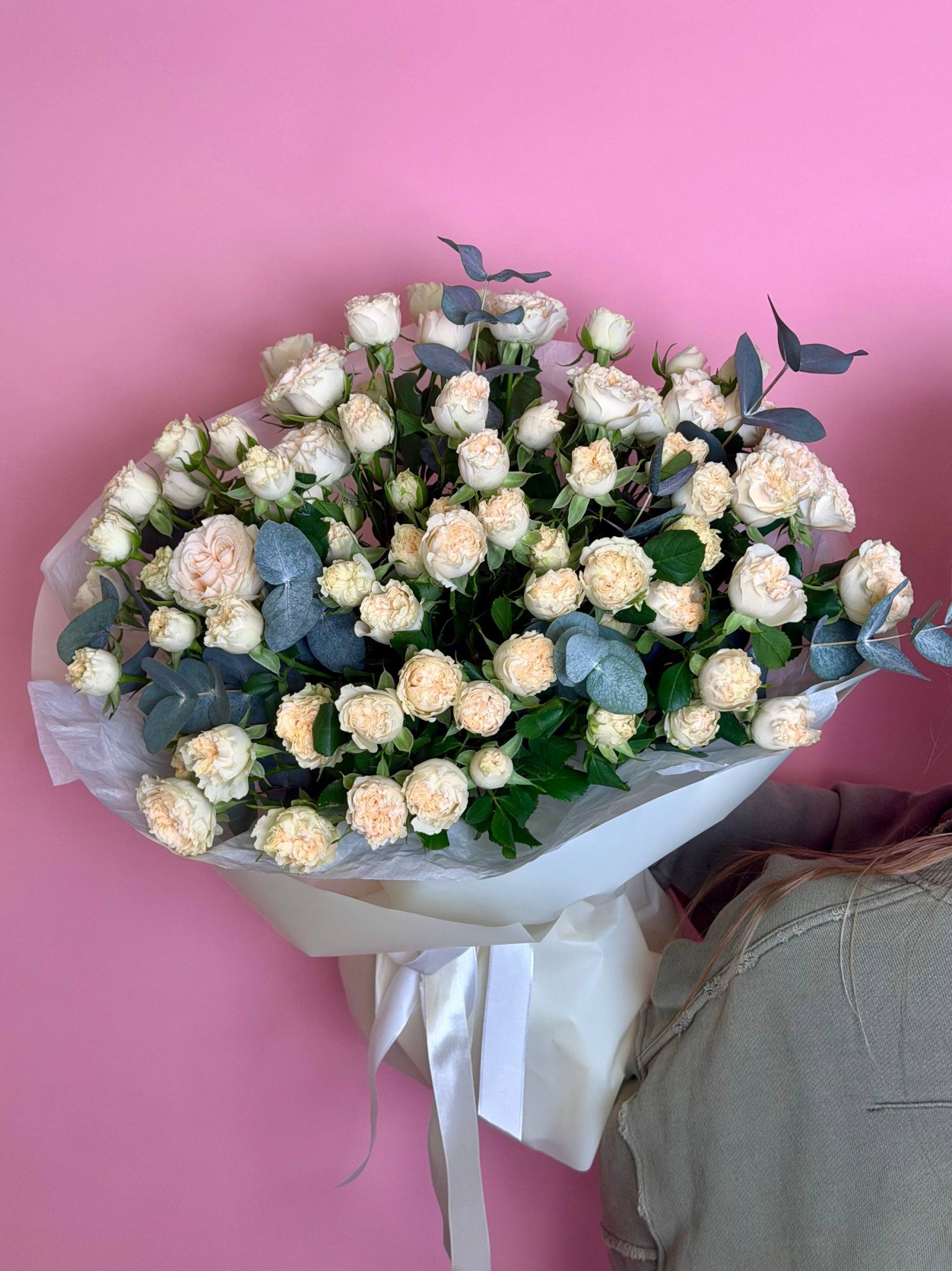 Букет из 15 кустовых роз Саммер Роуз с эвкалиптом