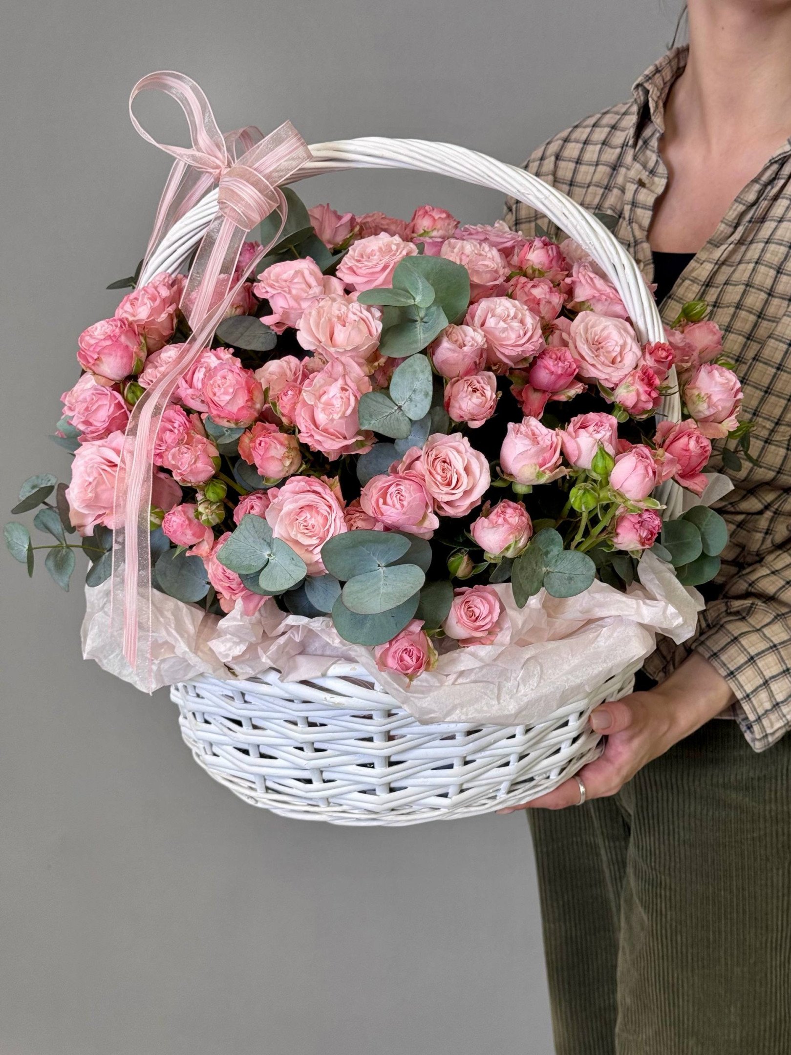 Корзина из кустовых пионовидных роз «Мадам Бомбастик» и эвкалипта