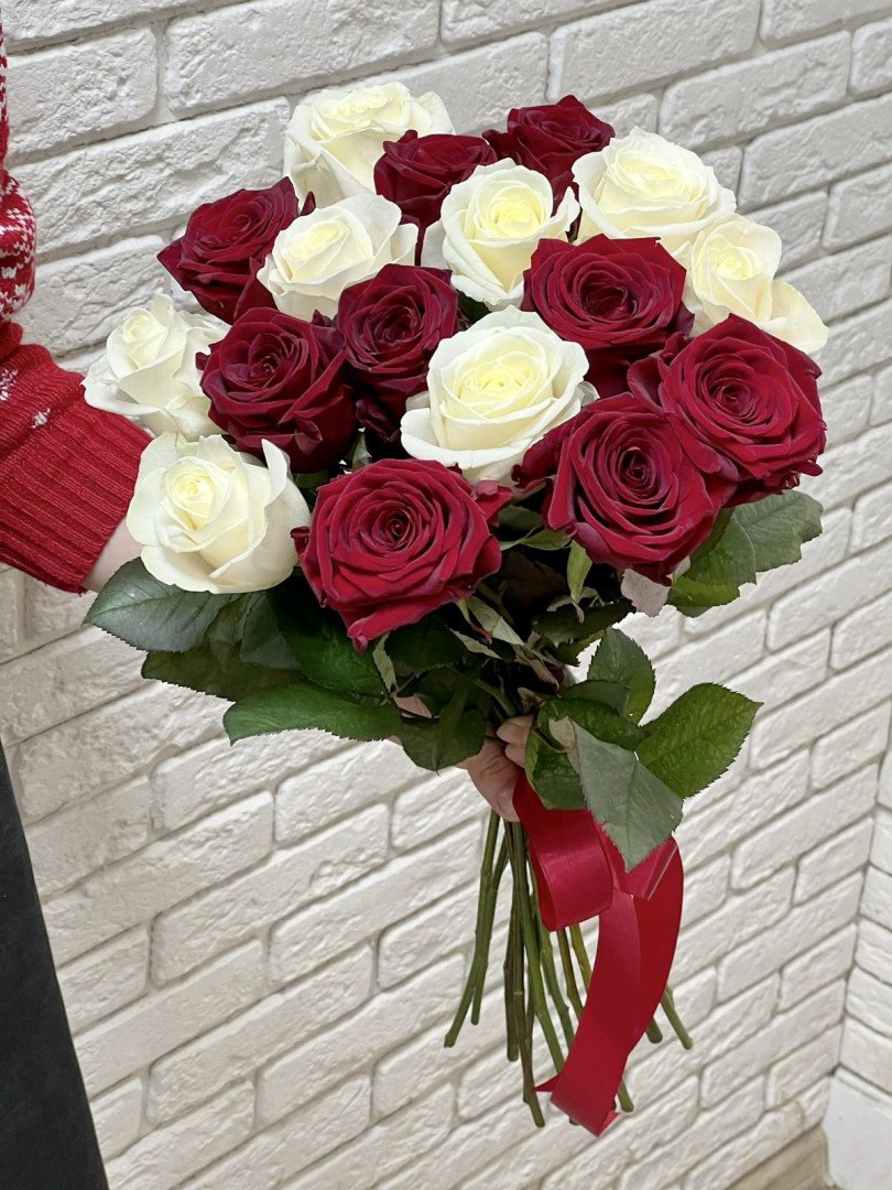Букет из 17 бело-красных роз