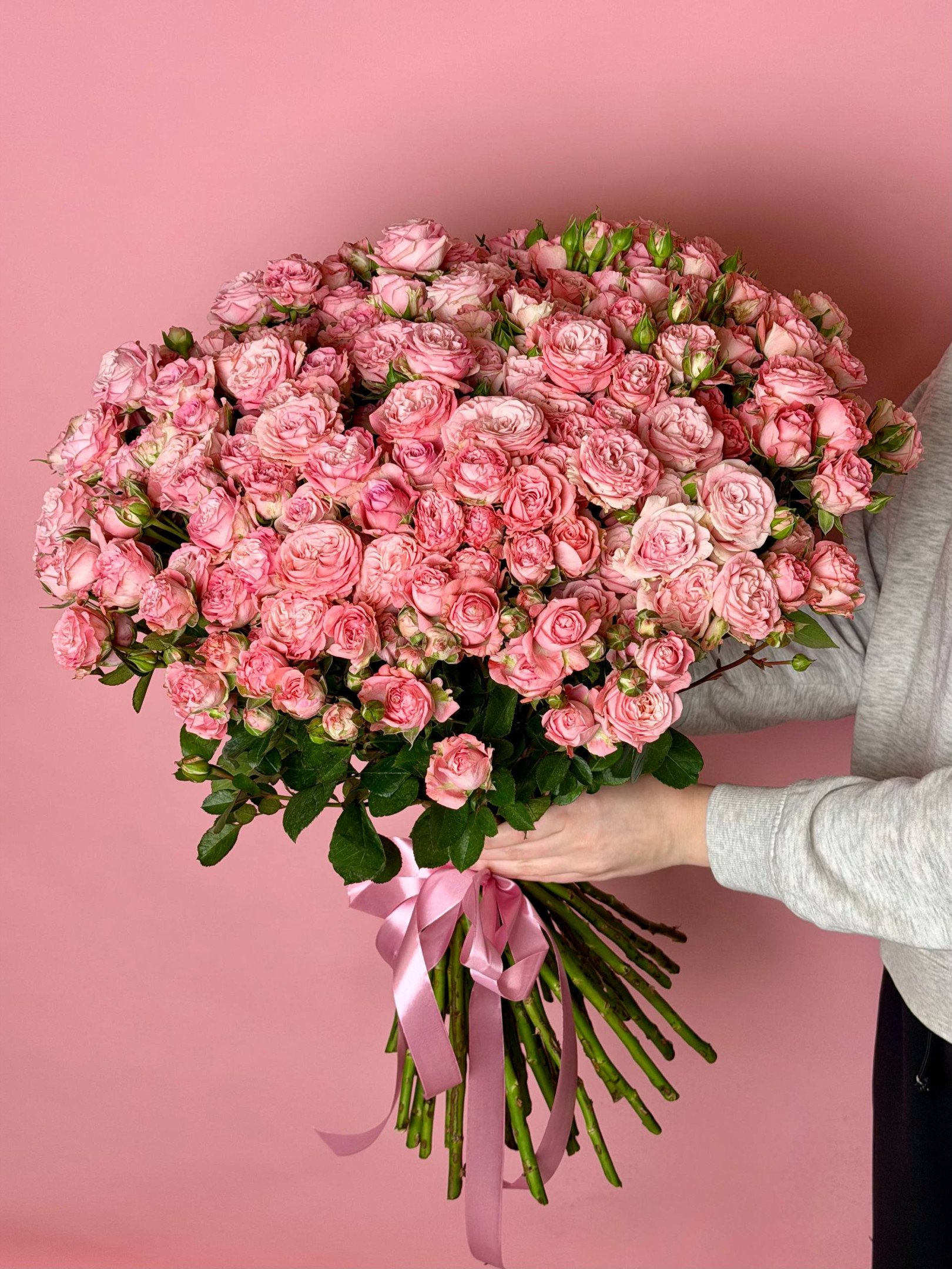 Букет из 51 кустовой пионовидной розы «Мадам Бомбастик»