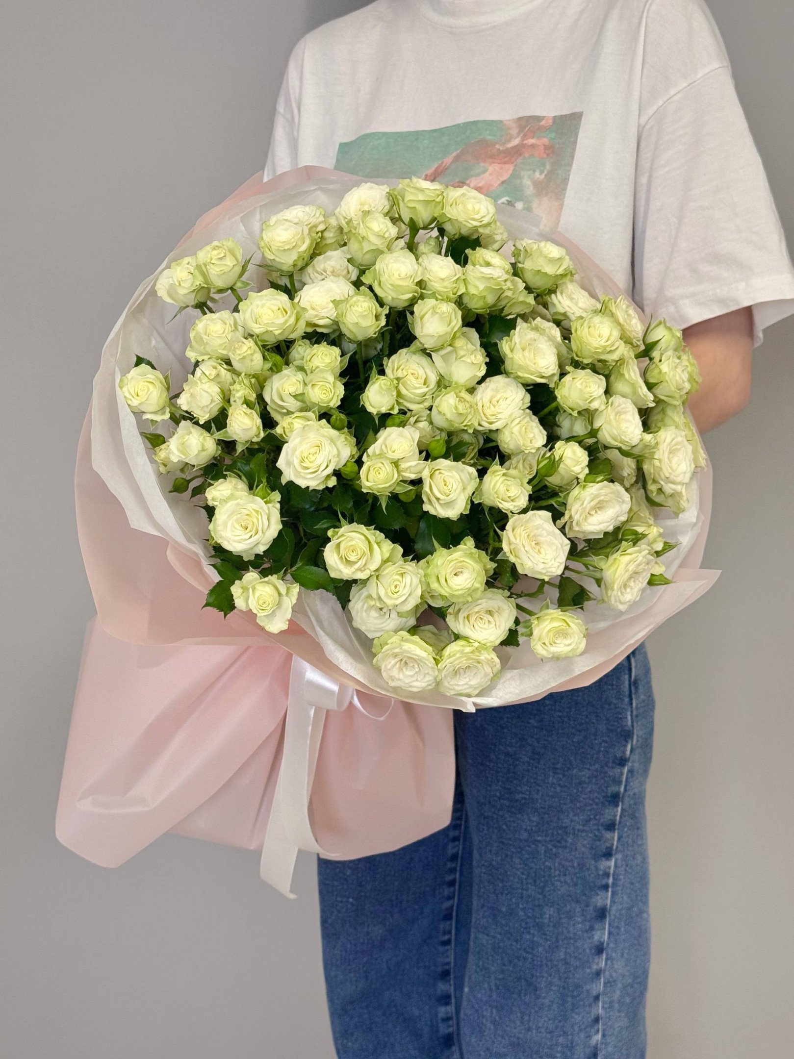 Букет из 15 белых кустовых роз в оформлении