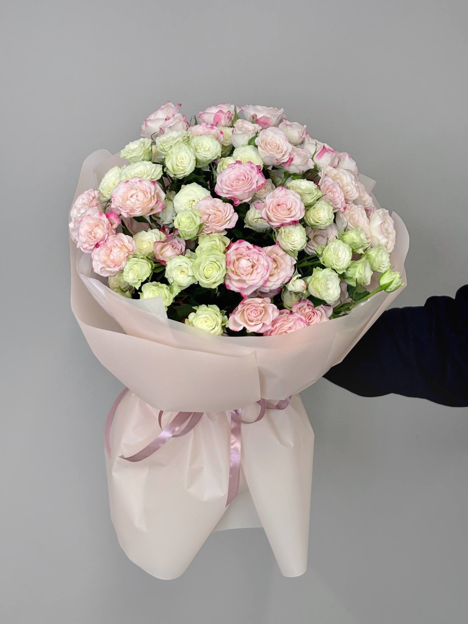 Букет из кустовых роз «Strawberry yogurt»