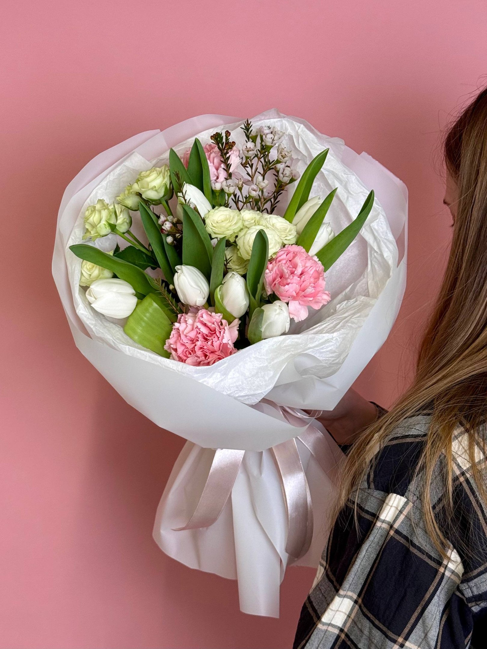Букет из гвоздик и тюльпанов «Дыхание весны»
