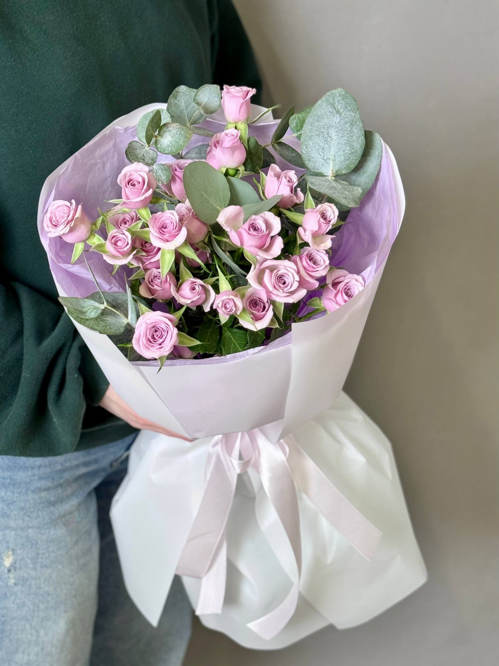 Букет из 5 кустовых роз Лейла с эвкалиптом в оформлении