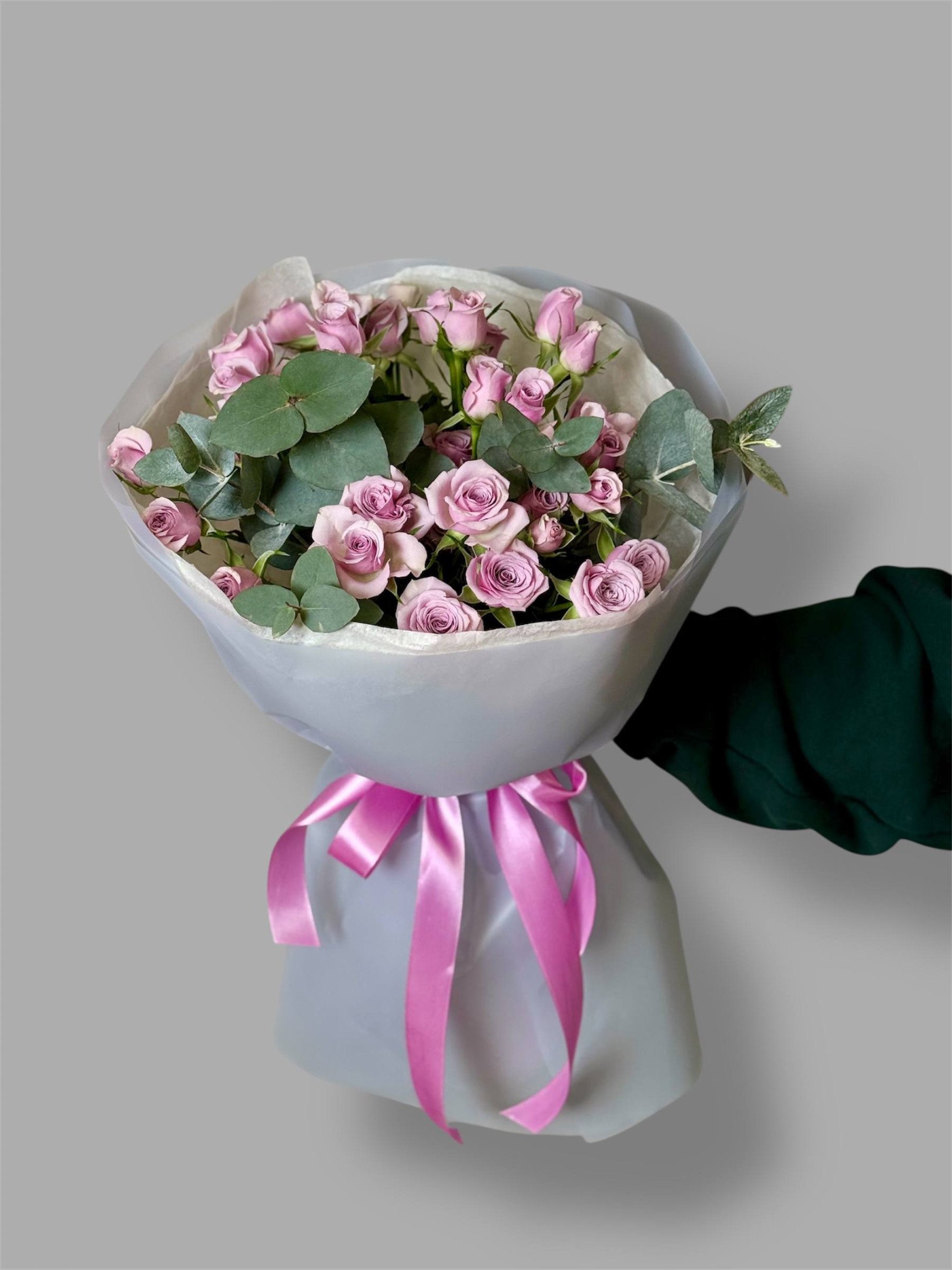 Букет из 7 кустовых роз Лейла с эвкалиптом в оформлении