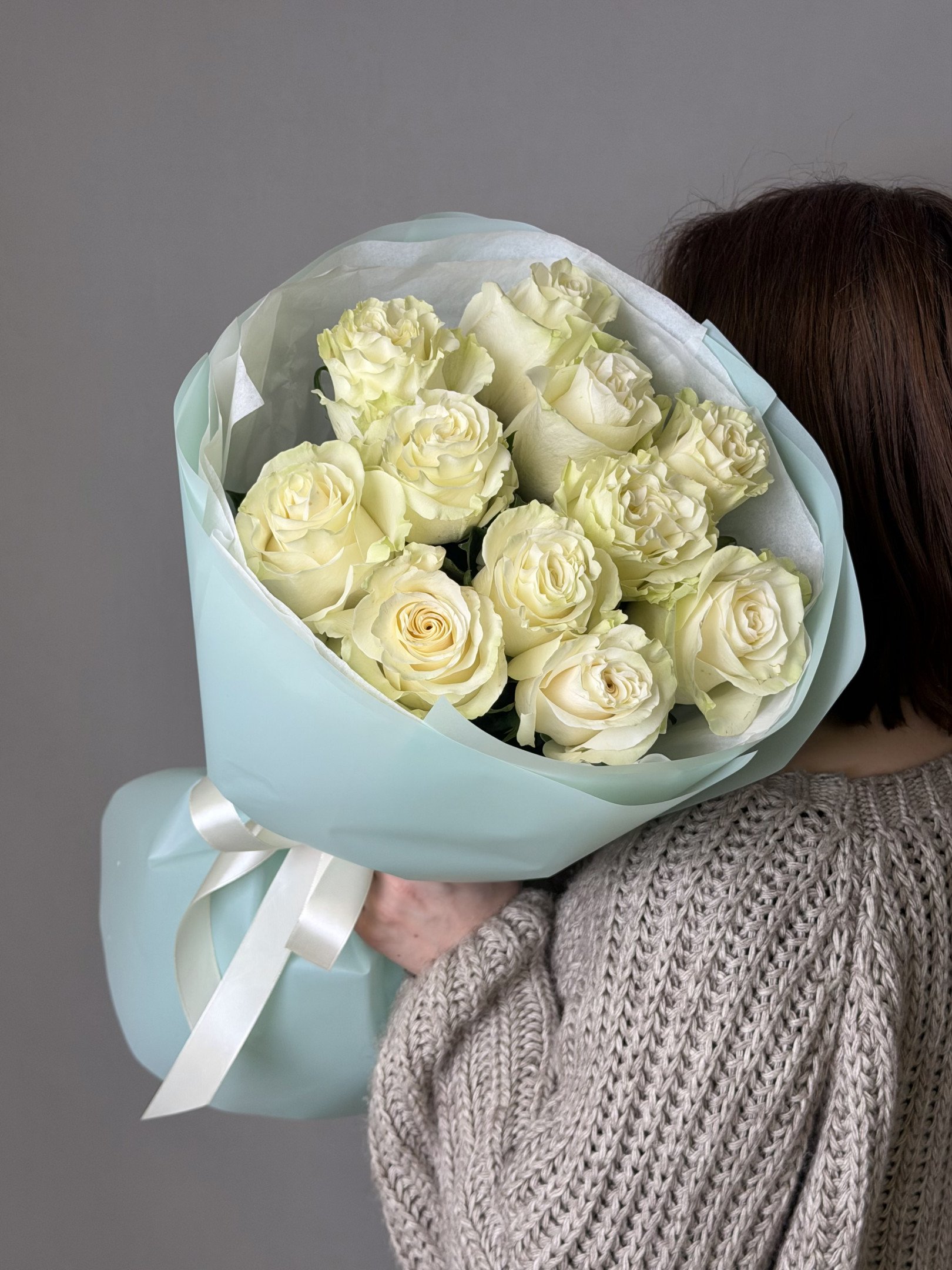 Букет из 11 белых роз в оформлении