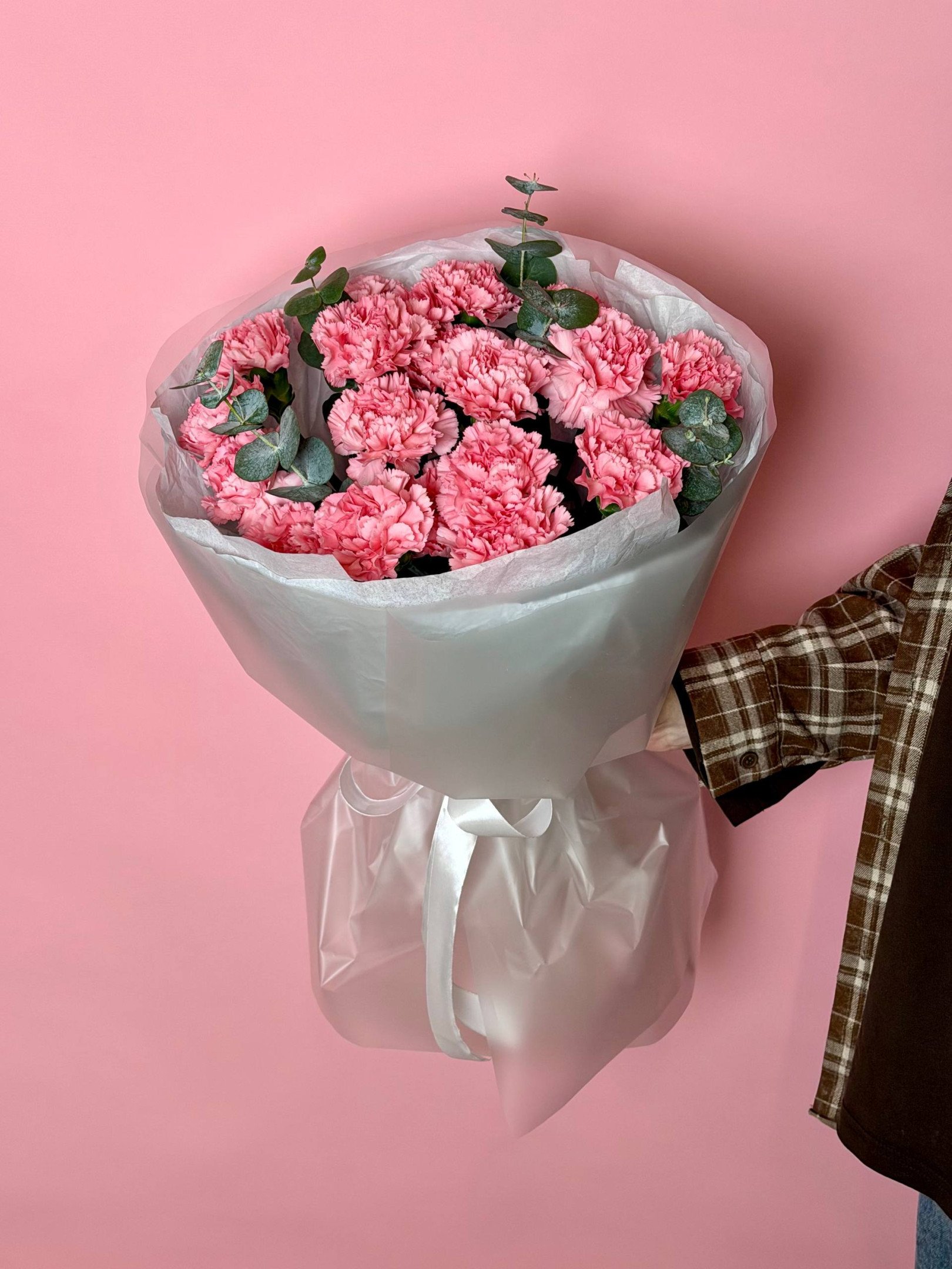 Букет из 19 розовых гвоздик с эвкалиптом в оформлении