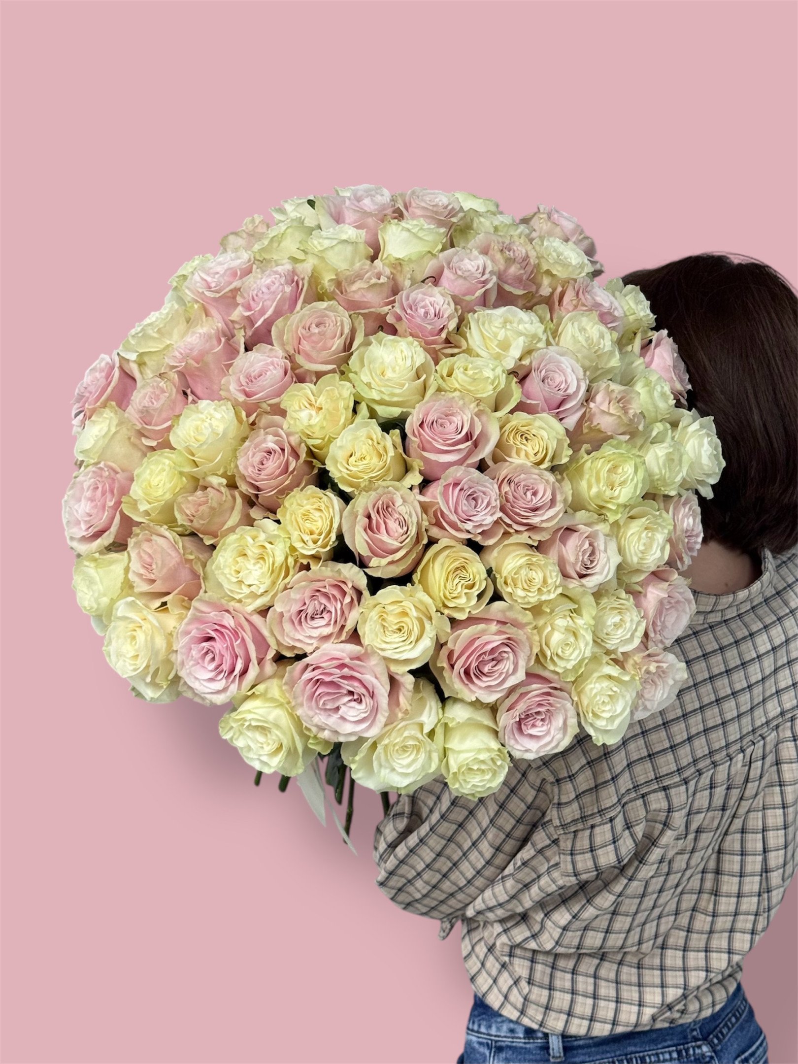 Букет из 75 бело-розовых роз