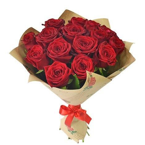 15 красных роз в крафт-бумаге