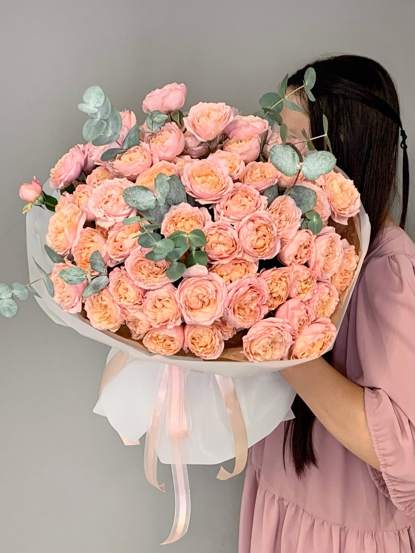 Букет из 15 пионовидных роз Джульетта с эвкалиптом