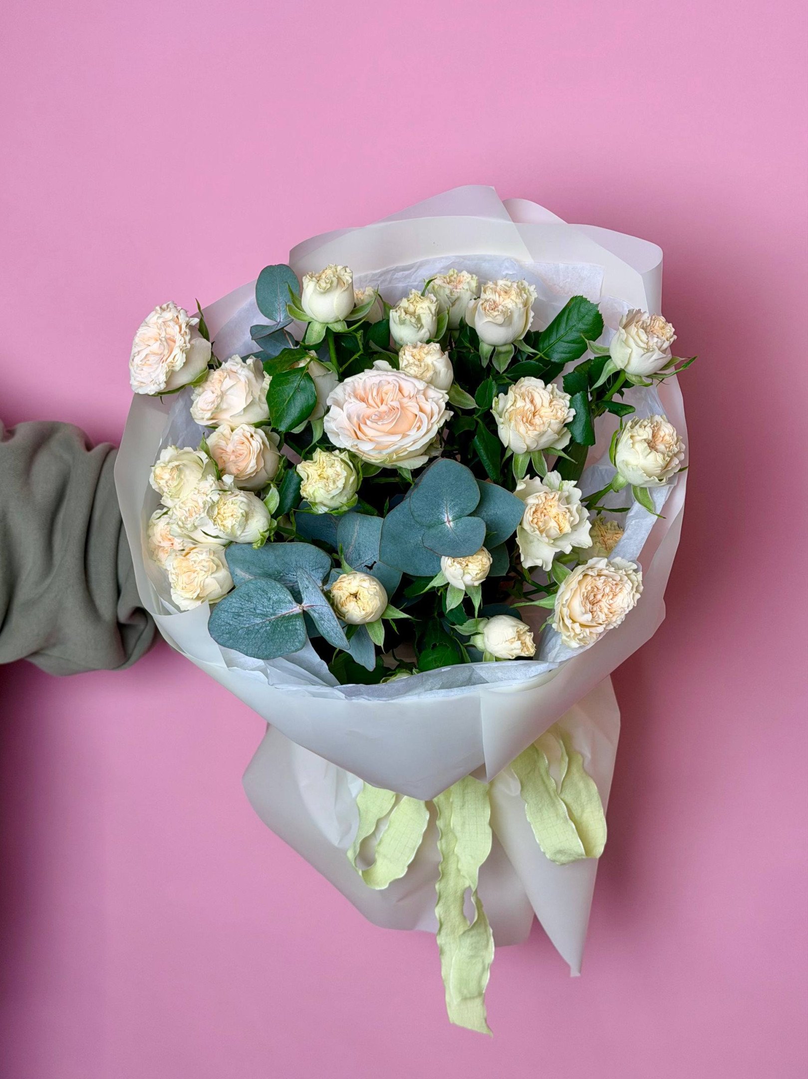 Букет из 5 кустовых роз Саммер Роуз с эвкалиптом